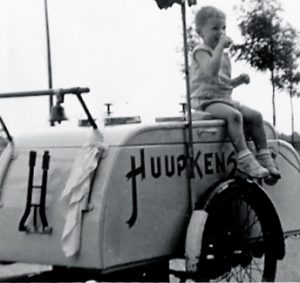 Ben met ijskar op de kermis